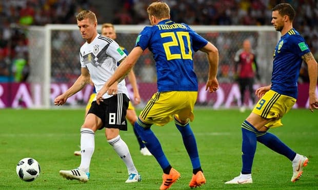 इन्जुरी समयमा क्रुसको फ्रिकिक गोल,  जर्मनीद्वारा स्विडेन २ - १ ले स्तब्ध