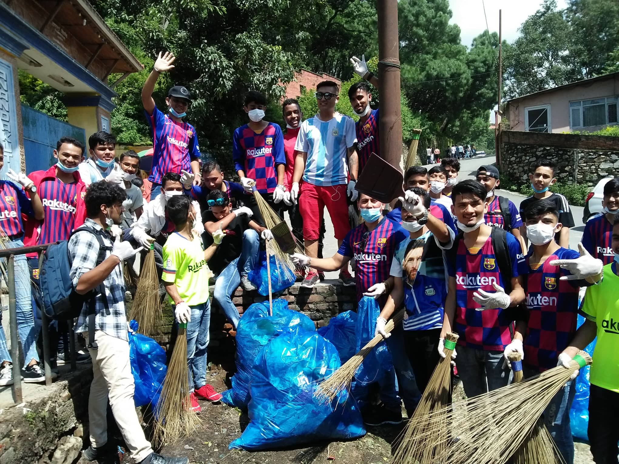 बार्सिलोना समर्थकद्वारा स्वयम्भू क्षेत्रको सरसफाइ