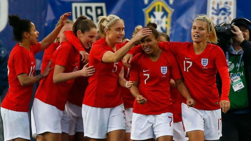 कोरोनाविरुद्ध लड्न इंग्ल्यान्ड महिला फुटबल टिमको सहयोग