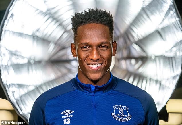 एभर्टन डिफेन्डर मैदान बाहिर