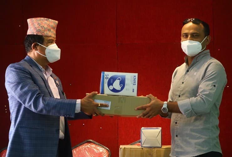 एनएसजेएफलाई मास्क र सेनिटाईजर सहयोग