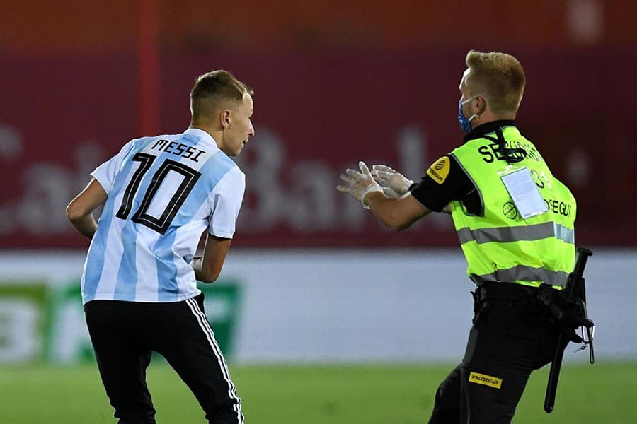 मेस्सीलाई भेट्न मैदान छिरेका फ्यानलाई कारबाही हुने