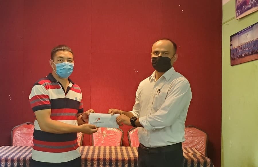 पूर्व प्रशिक्षक नरे दाईको छोरीलाई आर्थिक सहयोग