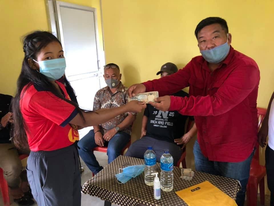 एन्फा धनकुटाद्वारा खेलाडीलाई राहत वितरण