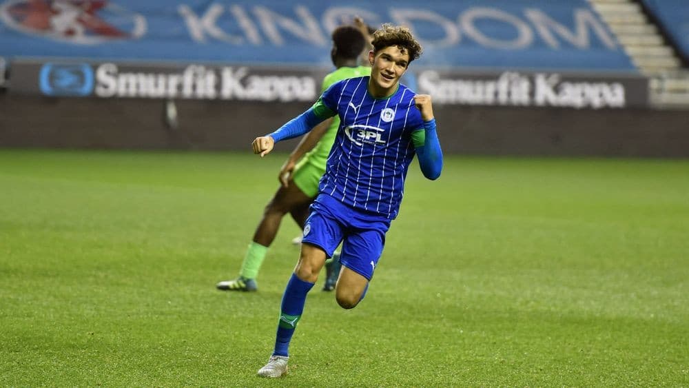 टोटेनहमले अनुबन्ध गर्यो १५ वर्षे मिडफिल्डर