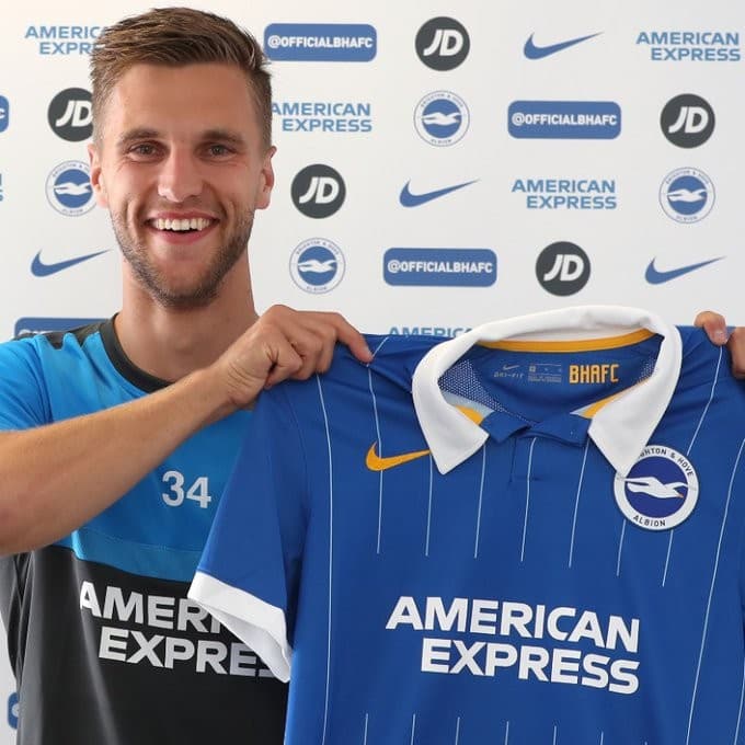 ब्राइटनले भित्र्यायो आयाक्सका डिफेन्डर