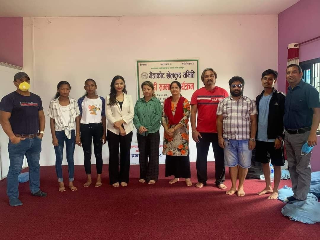 गैडाकोट महिला फुटबल क्लबद्वारा खेलाडीलाई राहत