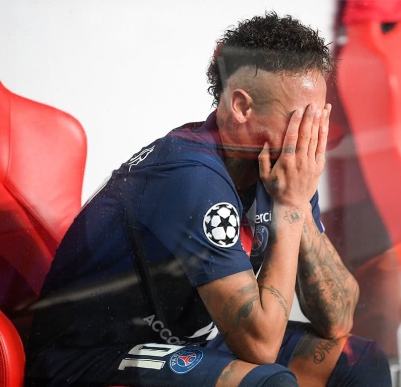 मैदानमा झरे आँशु !