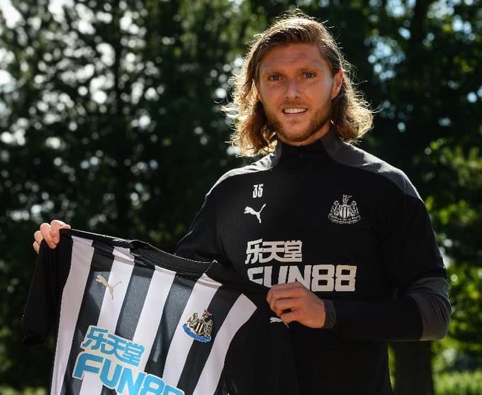 न्युकासलले अनुबन्ध गर्यो मिडफिल्डर हेन्ड्रिक