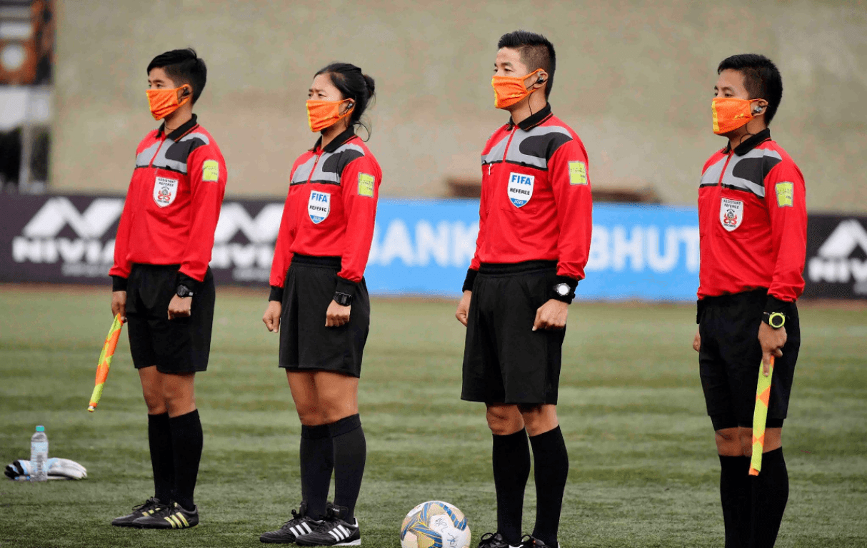 मास्क लगाएर मैदानमा रेफ्री !