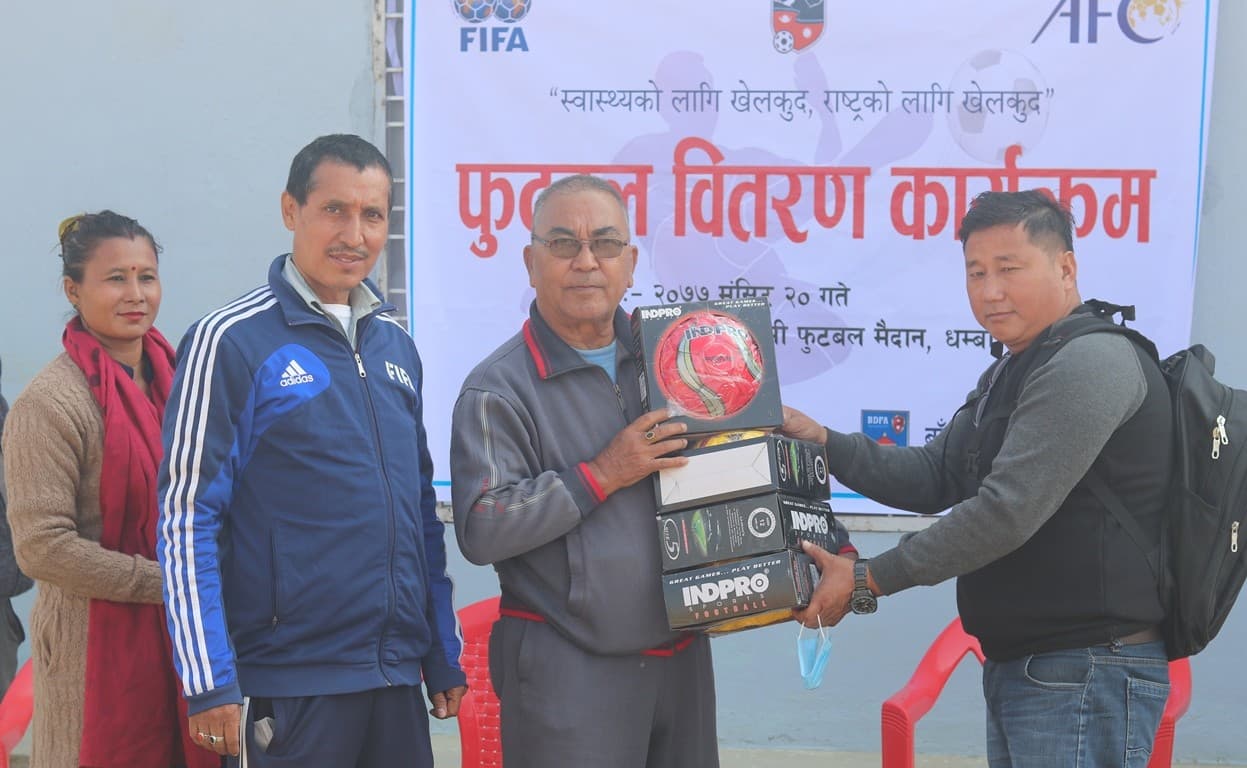 बाँके जिल्ला संघद्वारा खेल सामग्री प्रदान