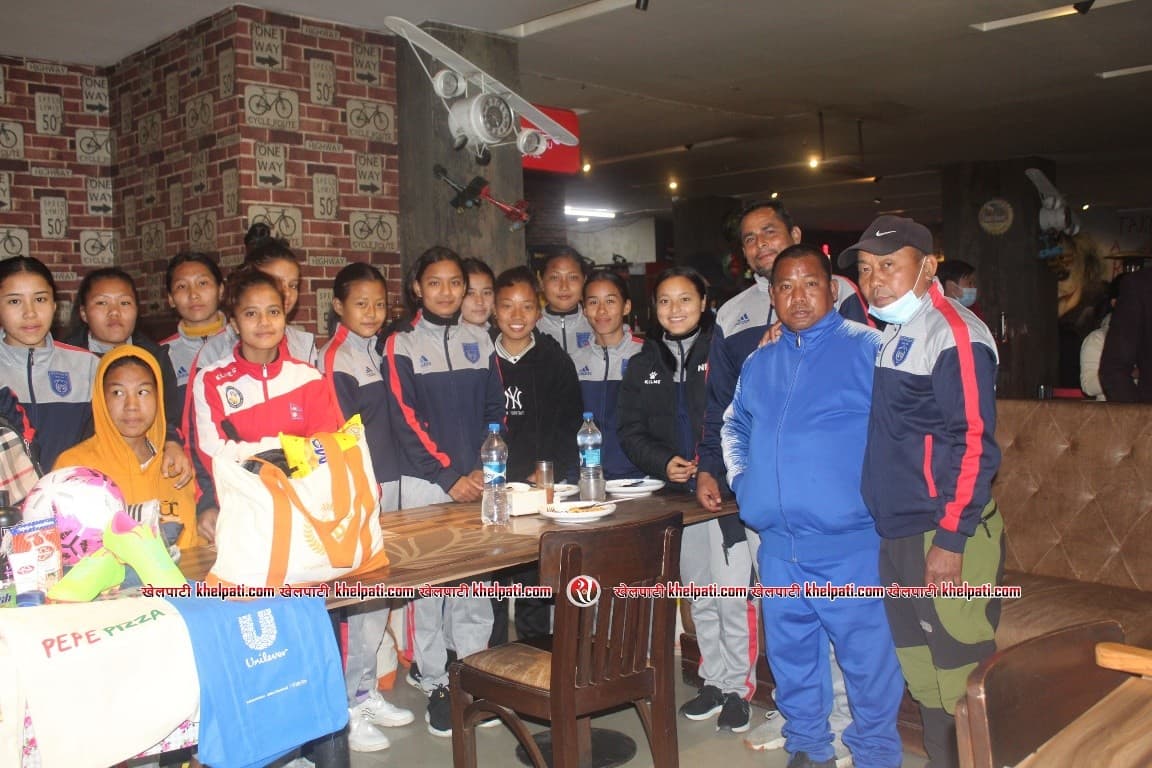 चन्द्रपुरको महिला टिमलाई खेल सामाग्री सहयोग