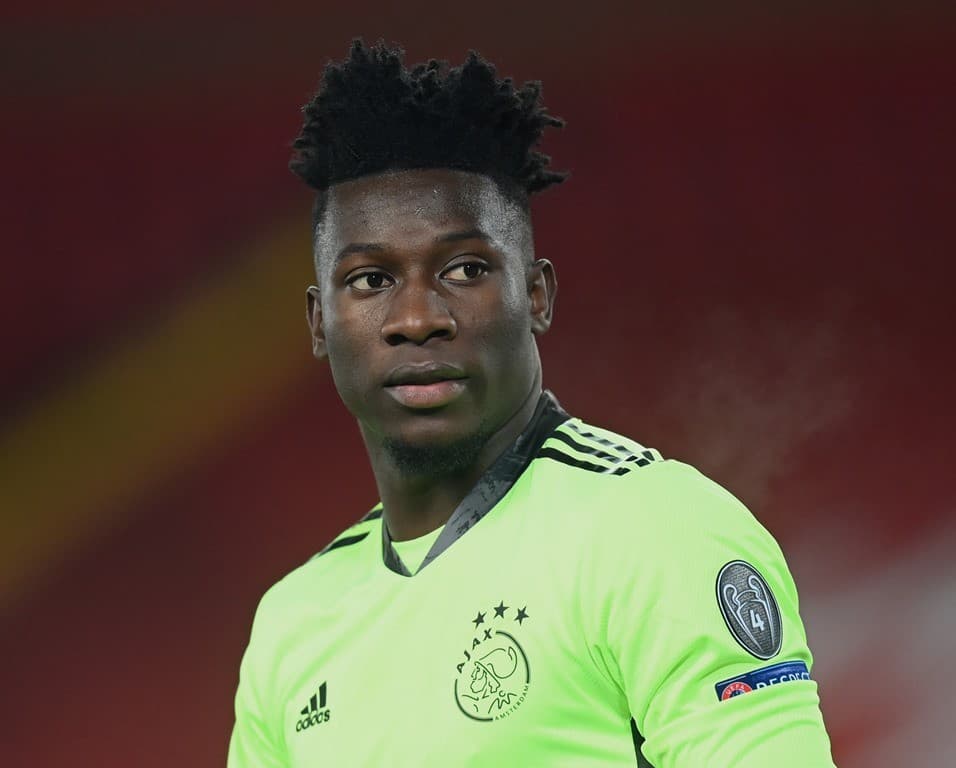 आयाक्सका गोलकिपरलाई एक वर्षको प्रतिबन्ध