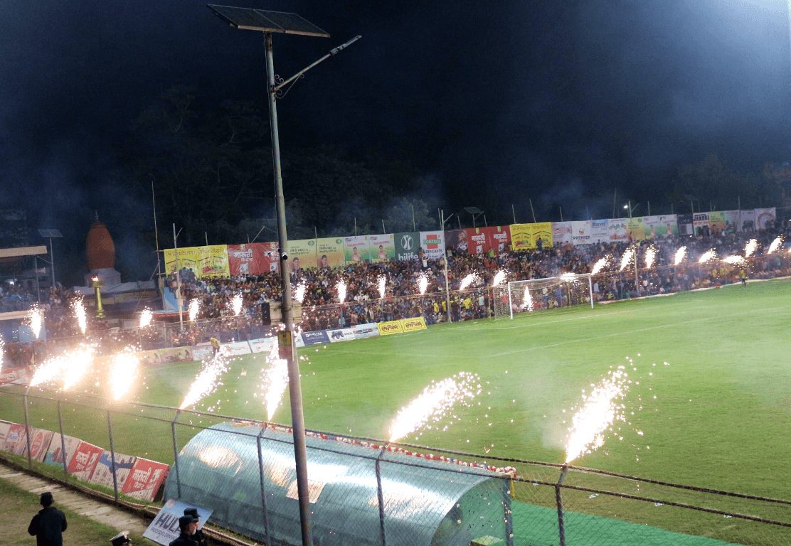 फस्ट्याउँदै रात्रीकालिन फुटबल !