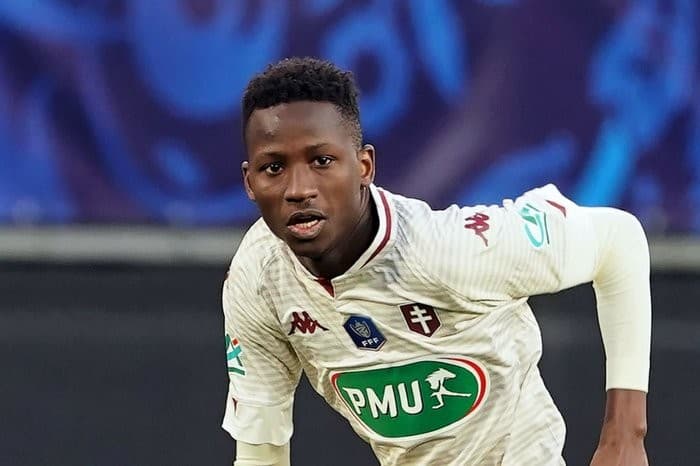 १८ वर्षीय मिडफिल्डर सार टोटेनहममा