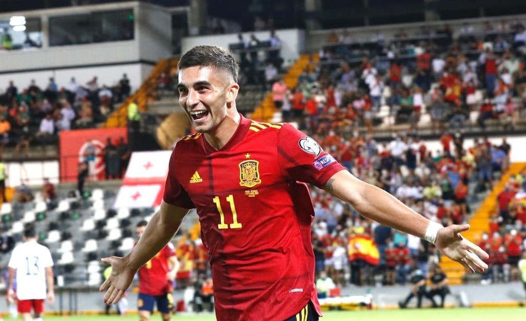 स्पेनको फराकिलो जित