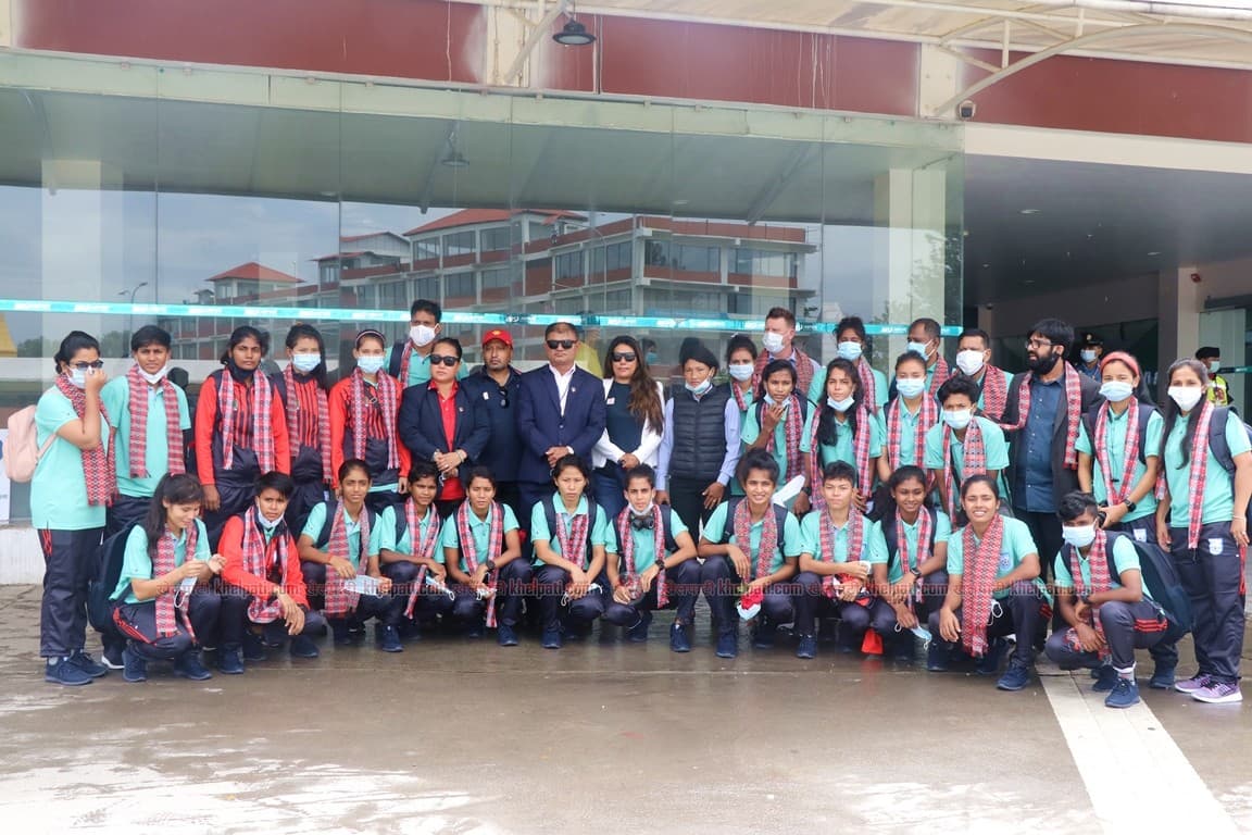 नेपाल आईपुग्यो बंगलादेशी महिला टिम