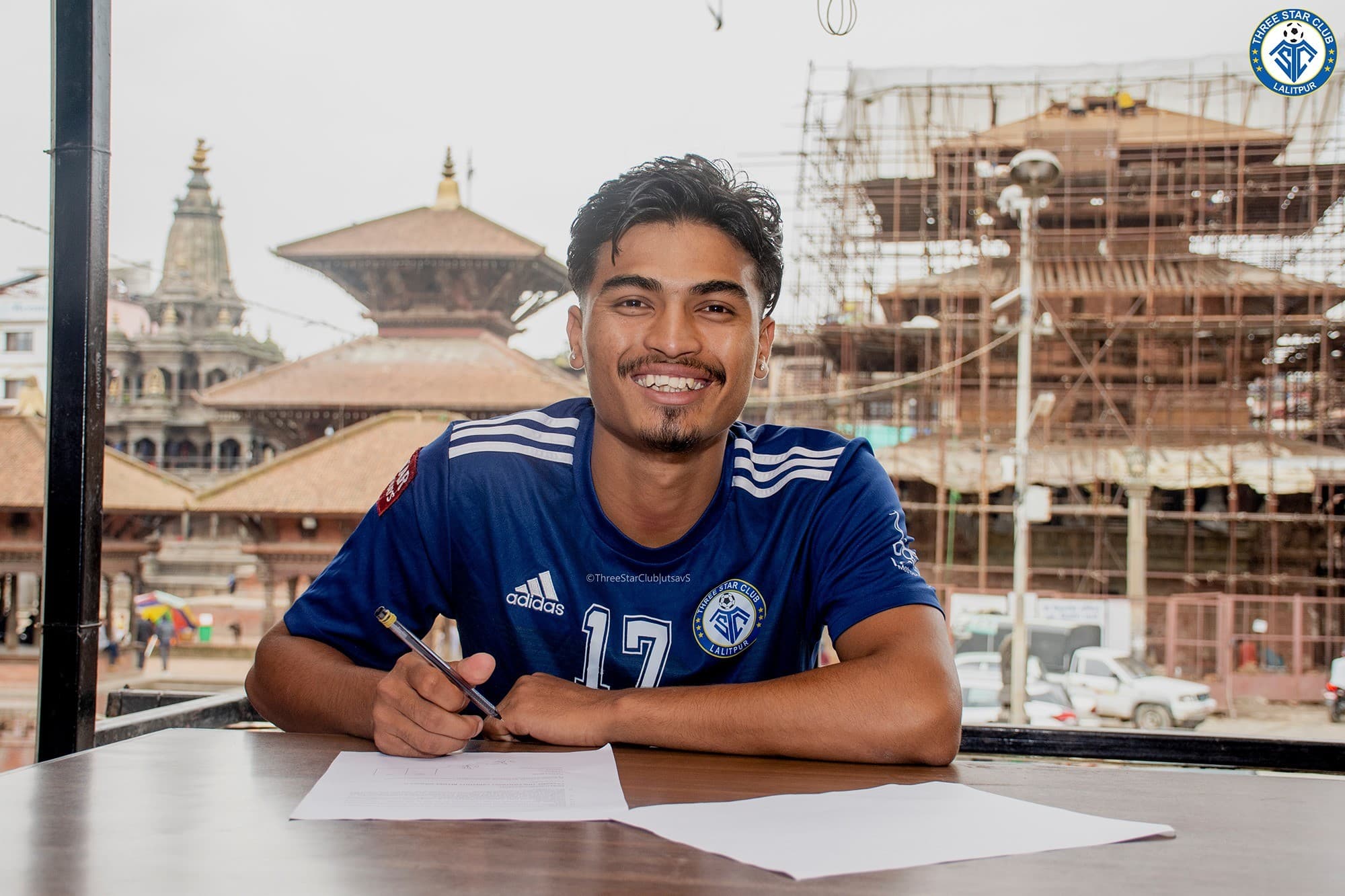 ऋतिक थ्री स्टारमा अनुबन्धित