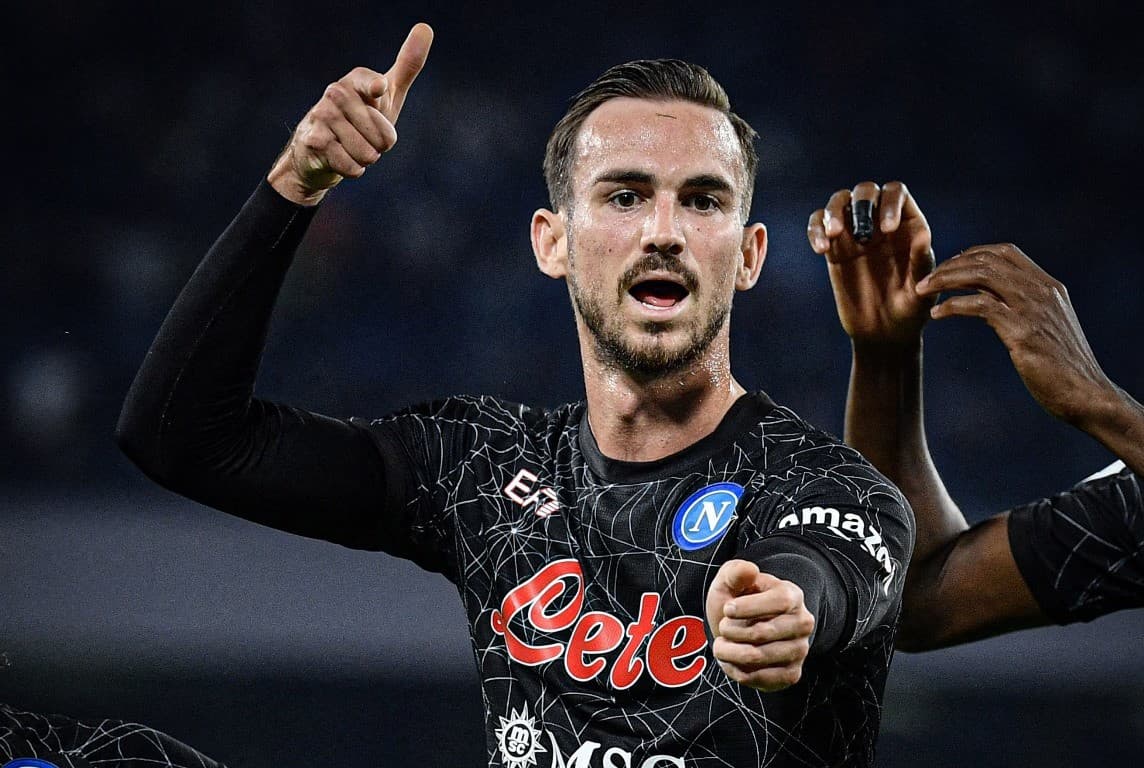 नापोली शीर्ष स्थानमा