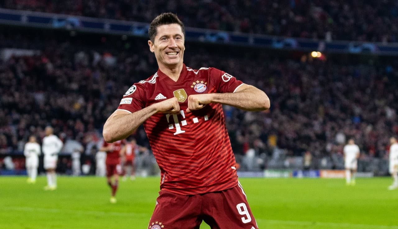 लेवान्डोस्कीको ह्याट्रिक, बायर्न नकआउटमा