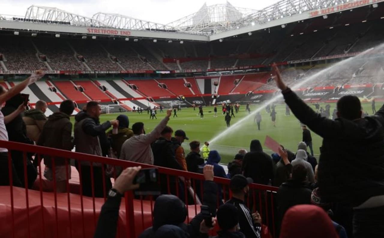 ओल्ड ट्राफोर्ड हिंसामा संलग्न १० जना पक्राउ