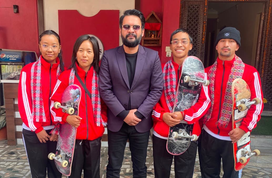 स्केटबोर्ड टोली शारजाह जाँदै