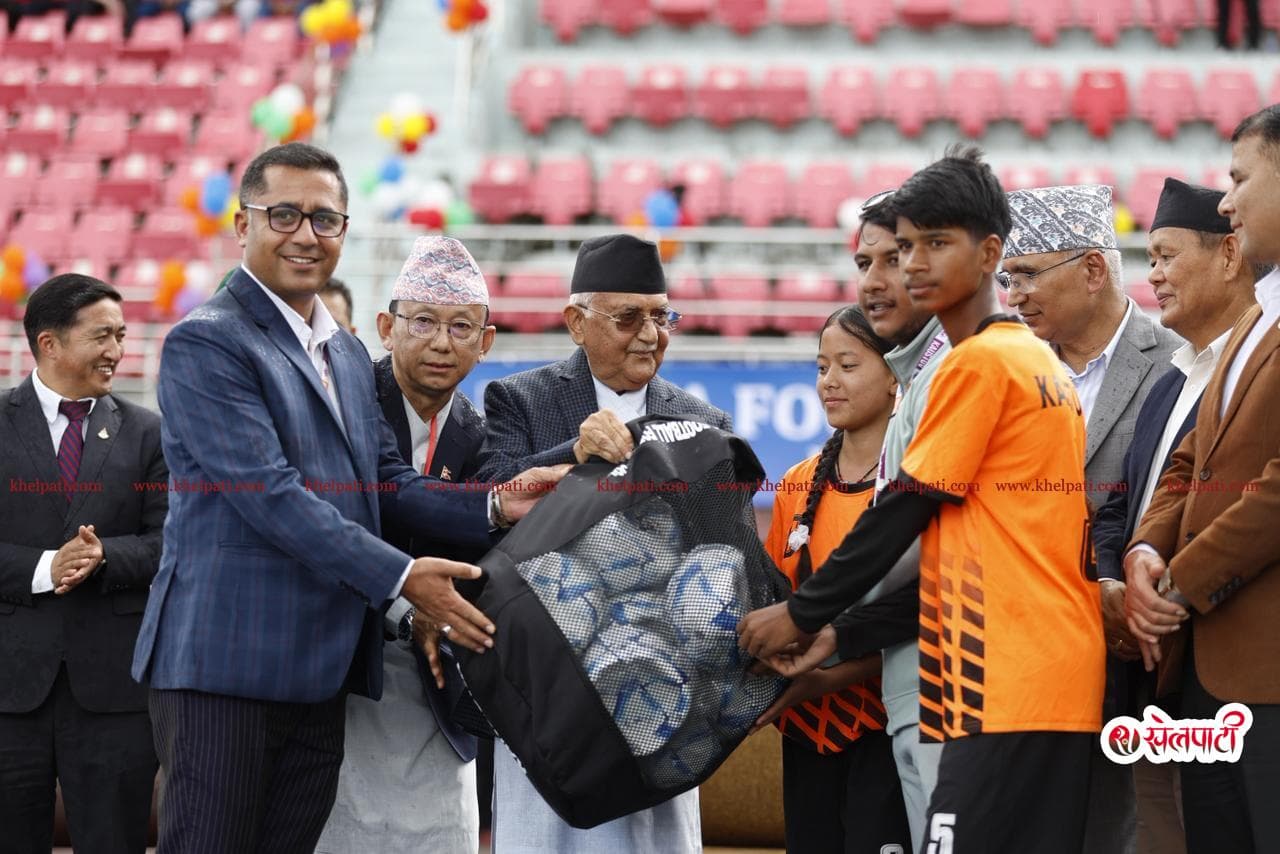 बालबालिकालाई ओली भन्छन्,‘तिमीहरू हुर्किँदासम्म ५० हजार दर्शकले हेर्ने रंगशाला तयार भइसक्छ’