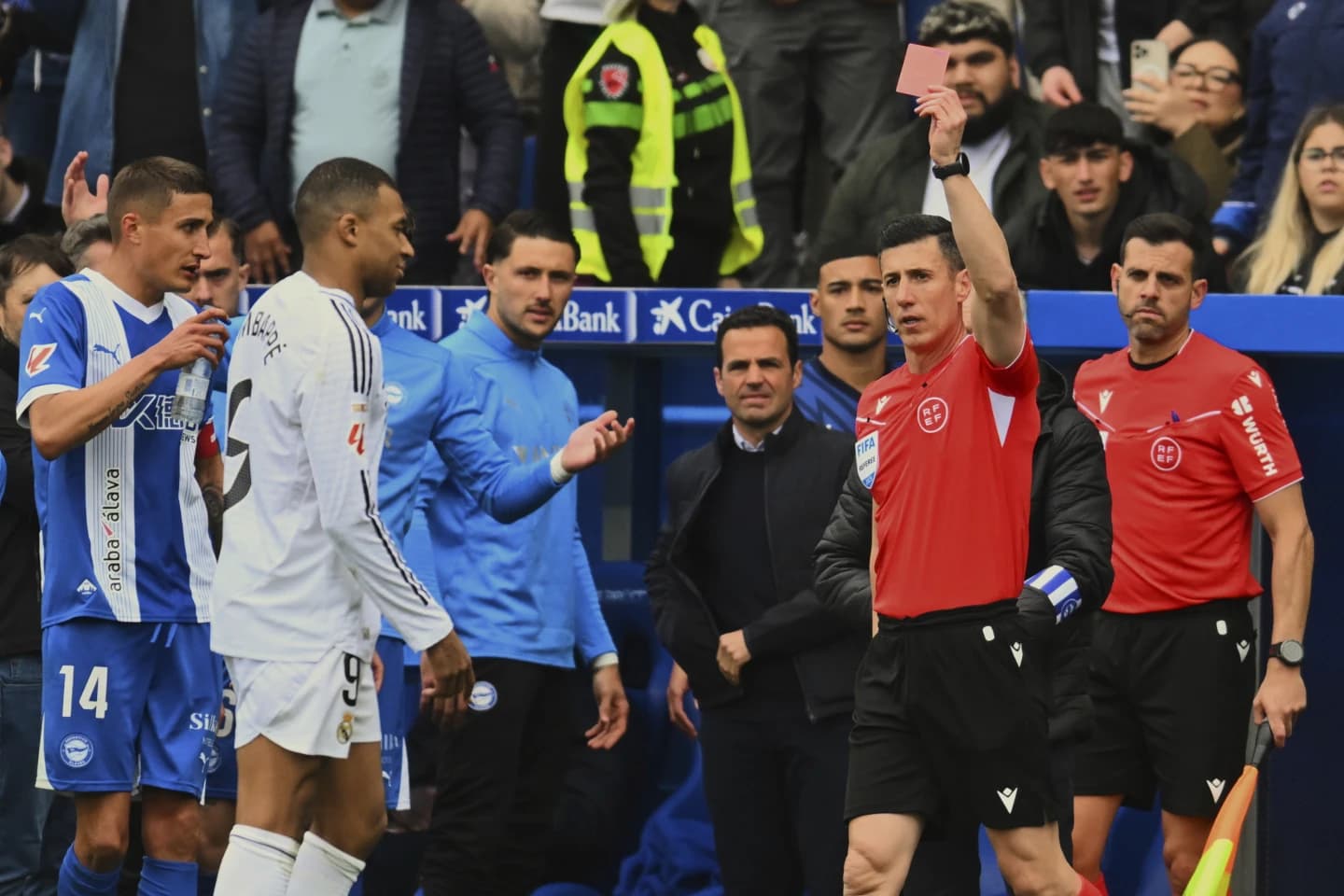 ६ वर्षपछि एमबाप्पेले खाए रातो कार्ड