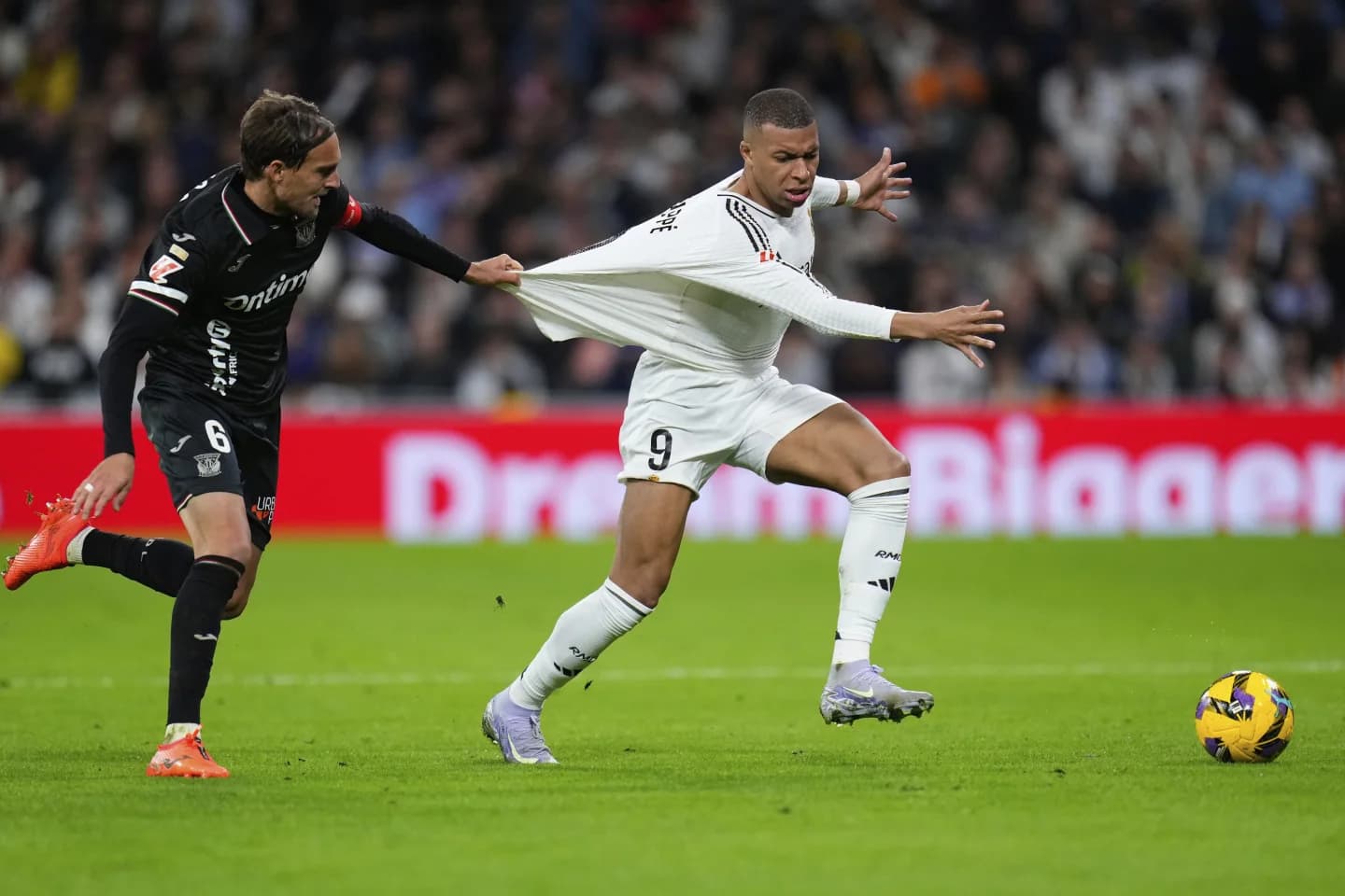 शीर्ष स्थानमा बार्सिलोनासँग रियलको अंक बराबरी