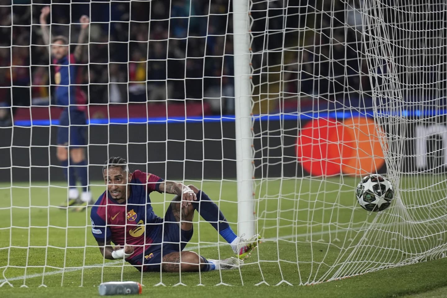 सेमिफाइनलको ढोकामा बार्सिलोना