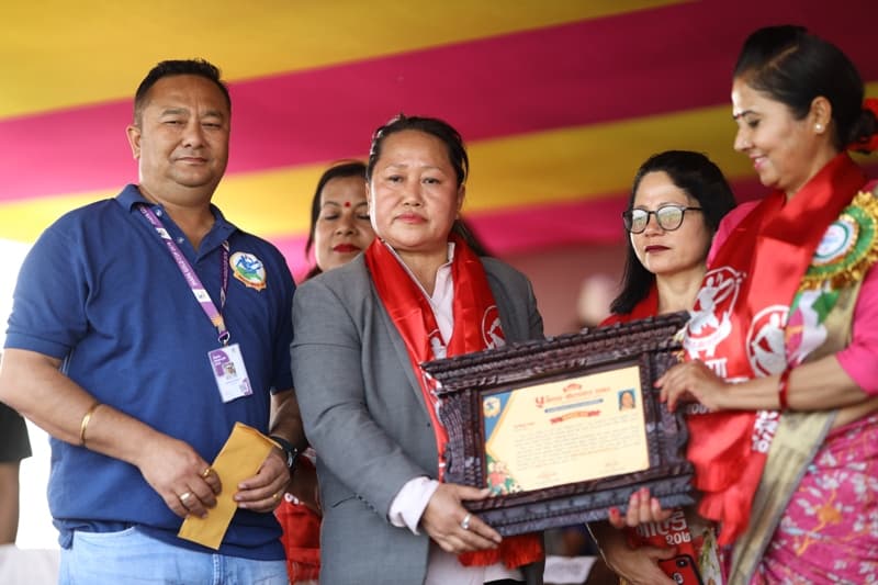 महिला फुटबल संघकी अध्यक्ष देवान सम्मानित