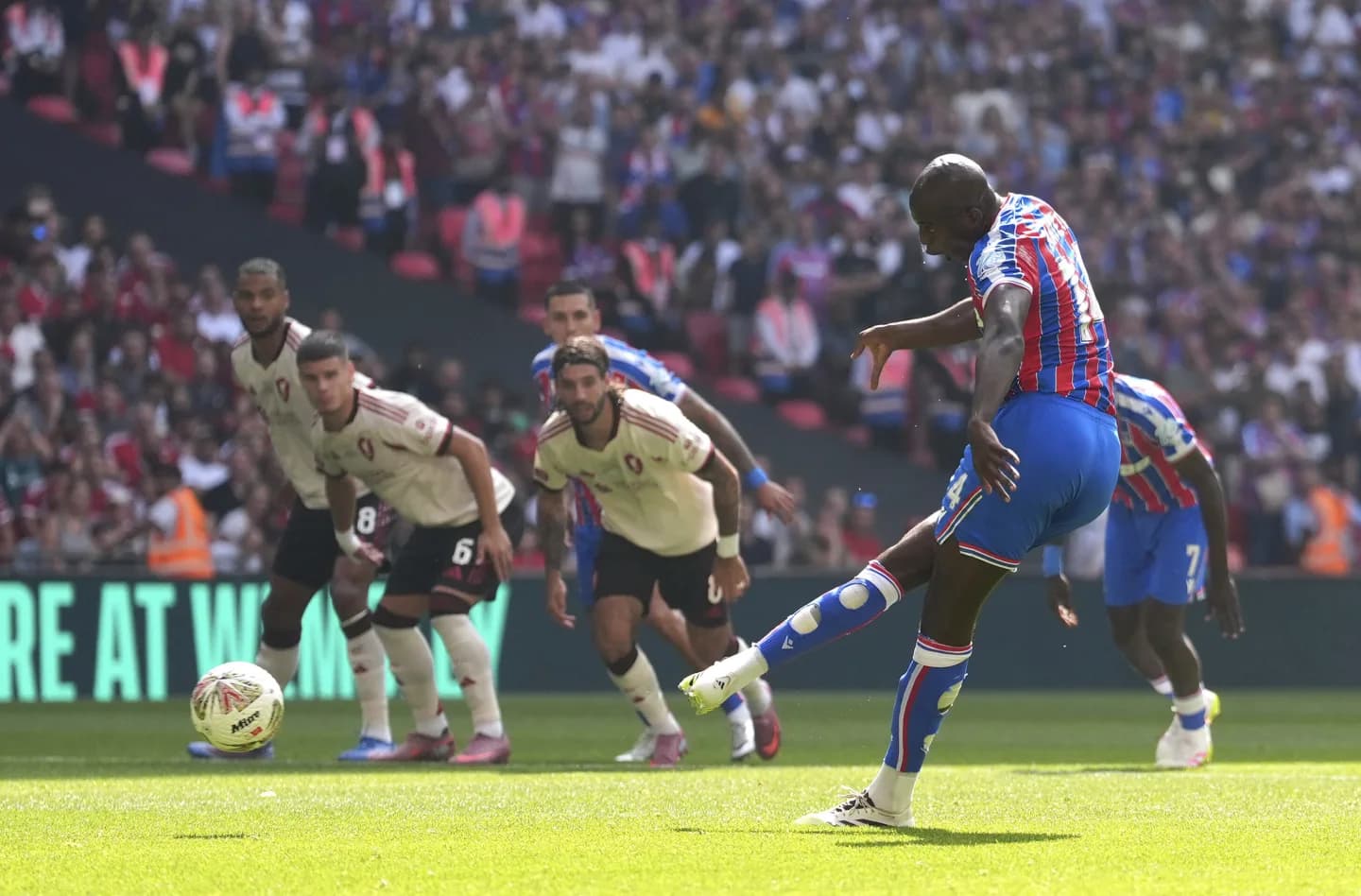 लिभरपुललाई हराउँदै क्रिस्टल प्यालेसले जित्यो कम्युनिटी शिल्ड