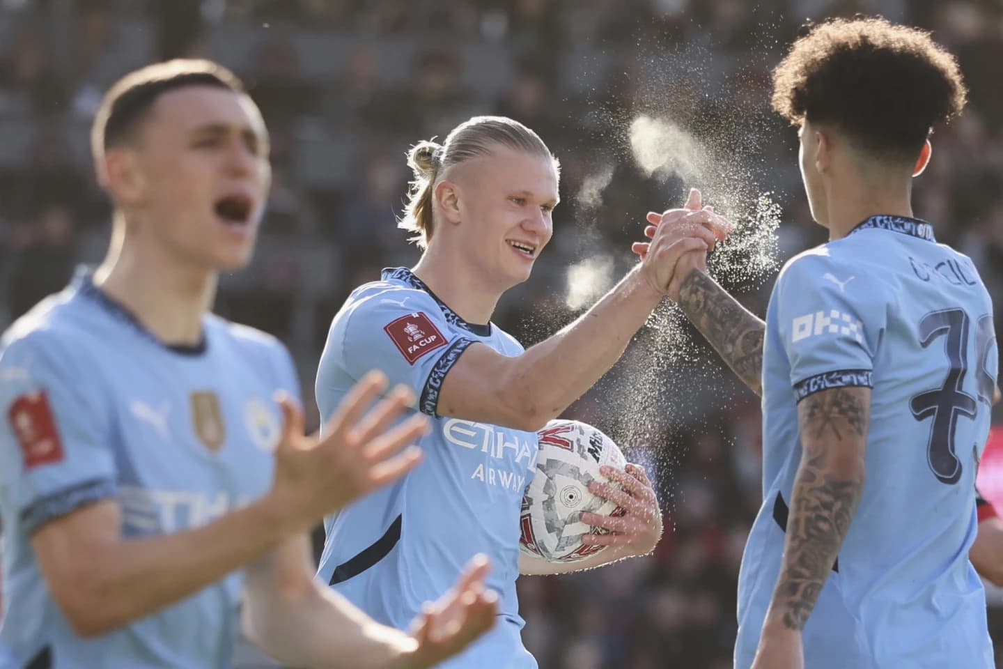 सिटीको कम्तीमा एउटा उपाधि जित्ने सम्भावना कायम