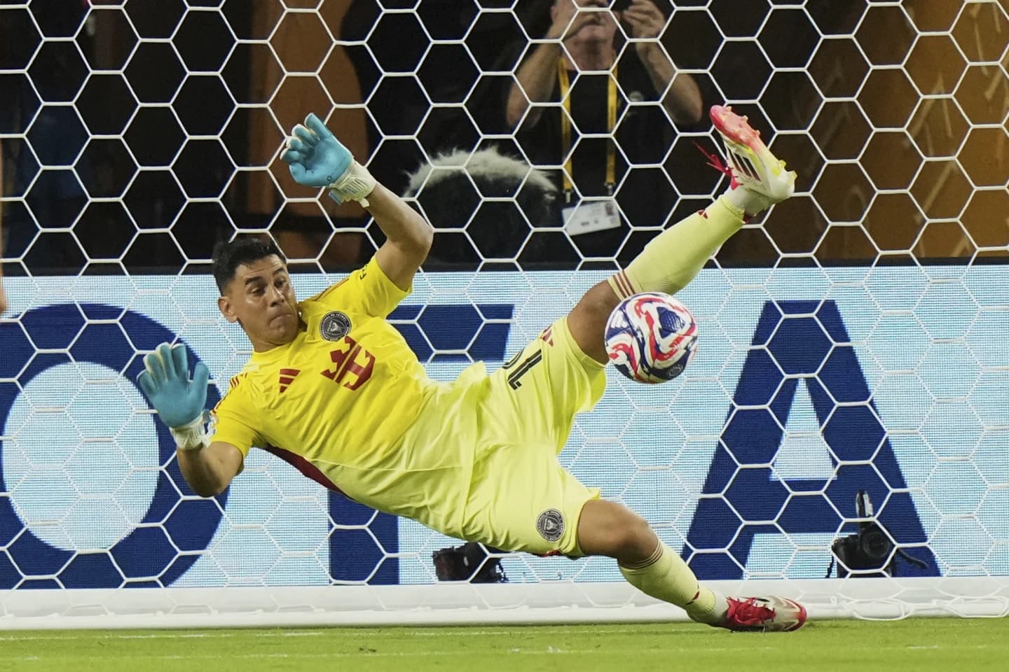 मेसीलाई छायामा पारेका उस्टारी !