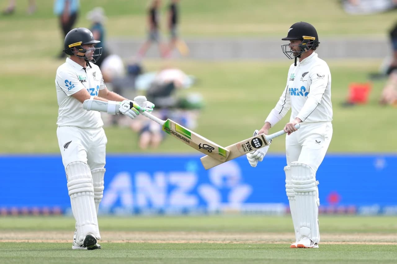 टेस्ट क्रिकेट इतिहास एउटै टोलीका दुई ओपनरको दुवै इनिङ्समा शतक