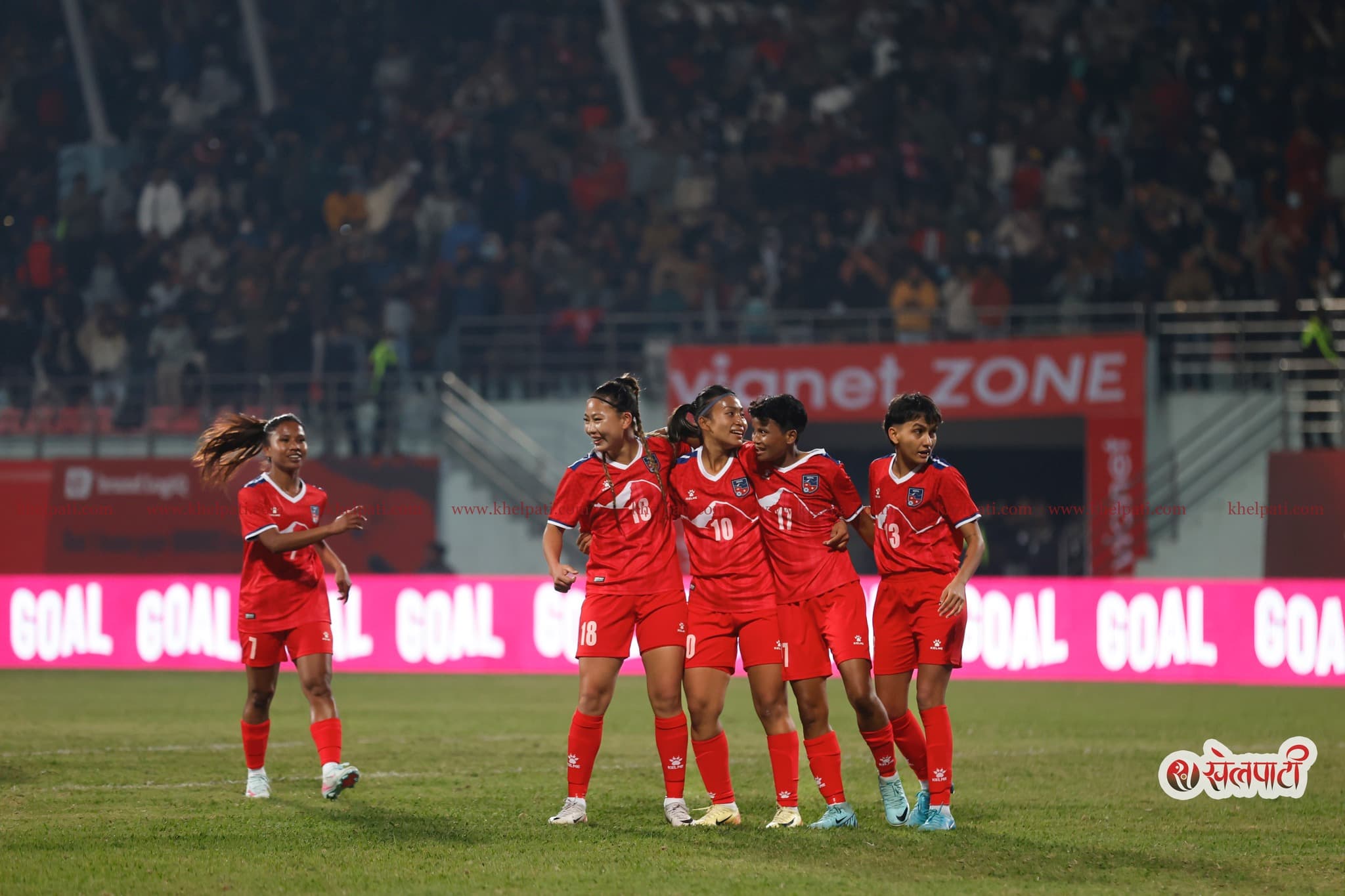 अञ्जना र रश्मी बेन्चमा