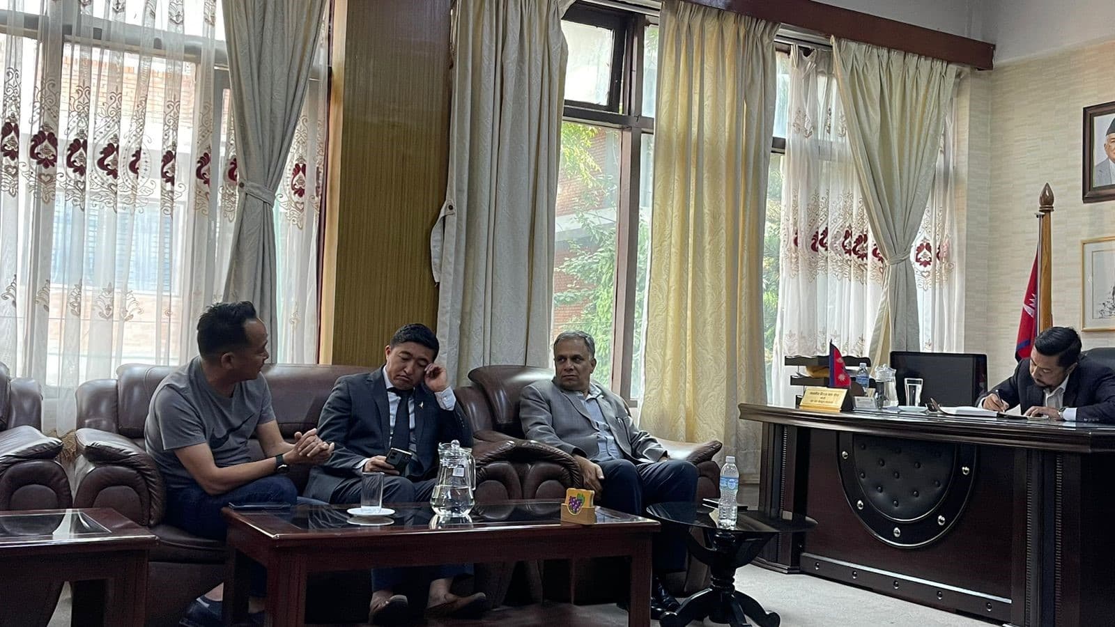 मन्त्रीले एन्फा महासचिवलाई सोधे- फुटबल टोलीको भिसा किन आएन?